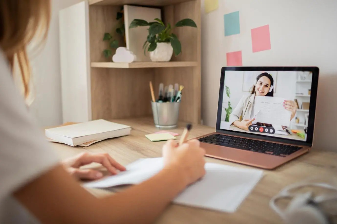 Pros and Cons of online Fashion Design Courses